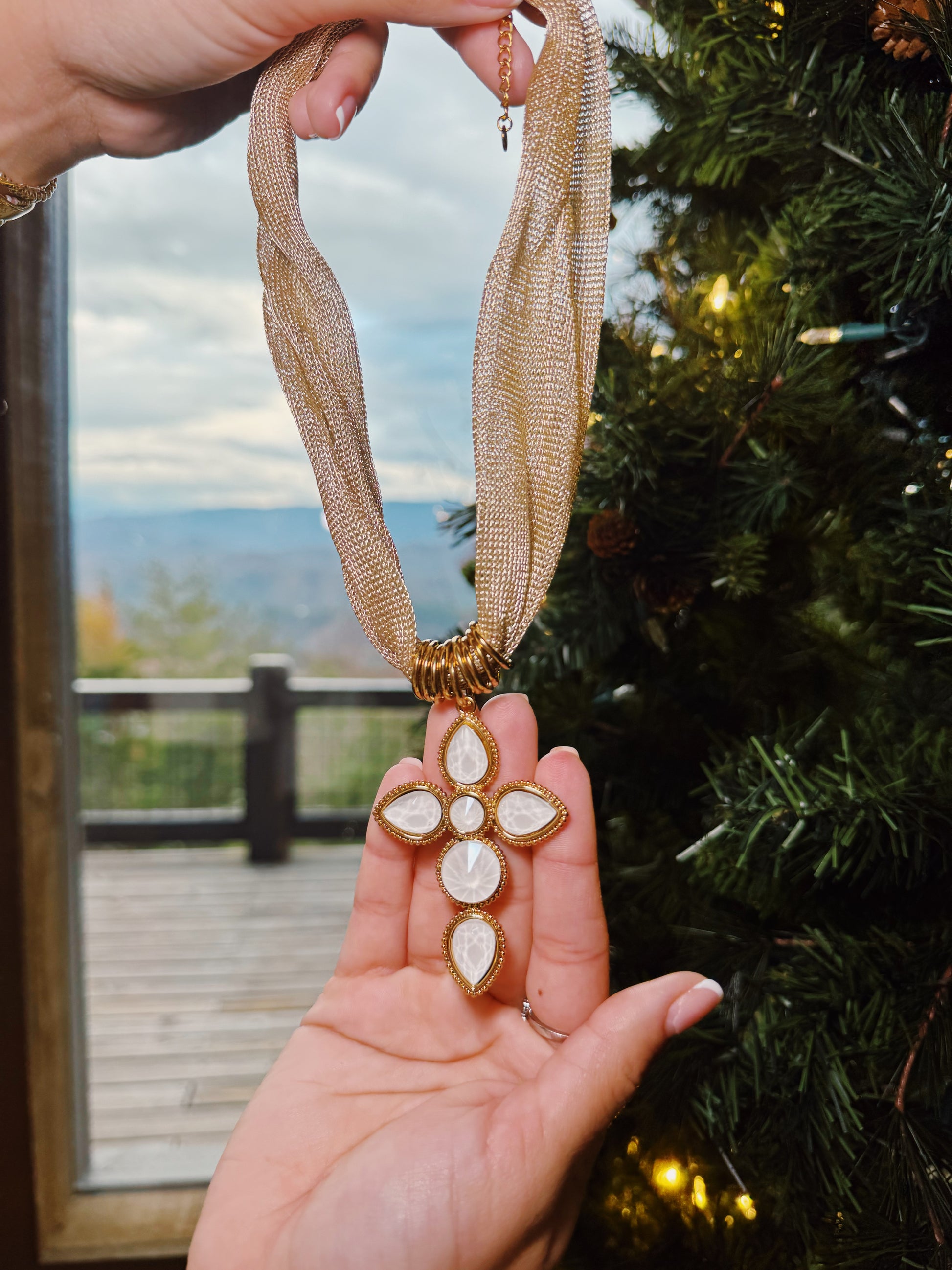 CHRYSTAL CROSS NECKLACE